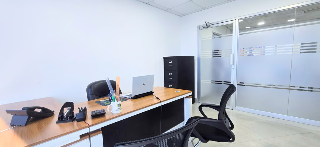 ELEGANTE OFICINA  | 156 M² | AMUEBLADA | PISO ALTO | VISTAS ESPECTACULARES - Imagen 18