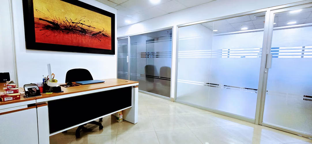 ELEGANTE OFICINA | AMUEBLADA  | 156 M² | PISO ALTO | VISTAS ESPECTACULARES