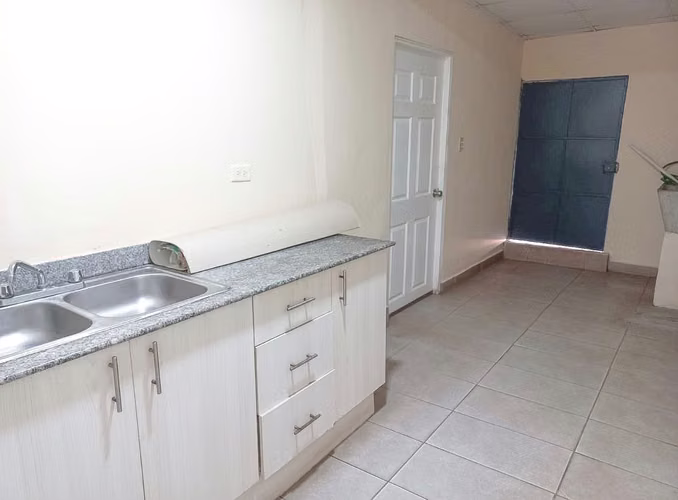 CASA EN VENTA EN EL CENTRO DE CHITRÉ - Imagen 3