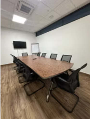 Oficina de 37 m² con estacionamiento bajo techo y sala de reuniones