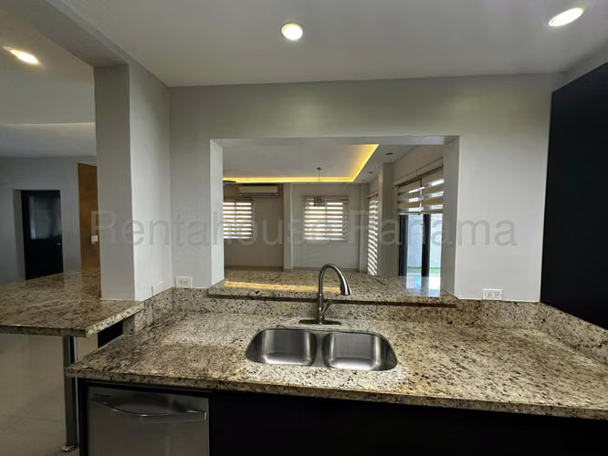 Venta de Casa con Línea blanca en Panama Pacifico Woodlands EC