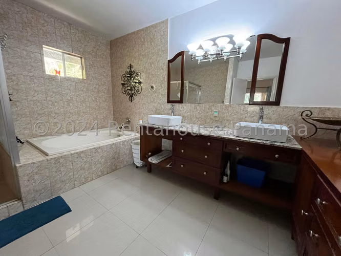 Venta de Casa en Las Cumbres Solo Cliente Directo MC