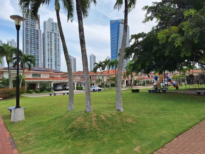Venta de Casa Exclusiva en PH Costa Serena, Costa del Este 27-2220GG