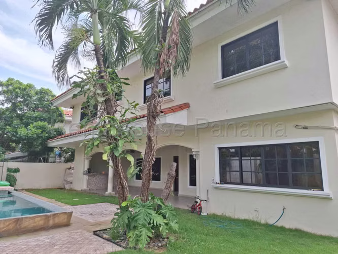 Venta de Casa Exclusiva en PH Costa Serena, Costa del Este 27-2220GG