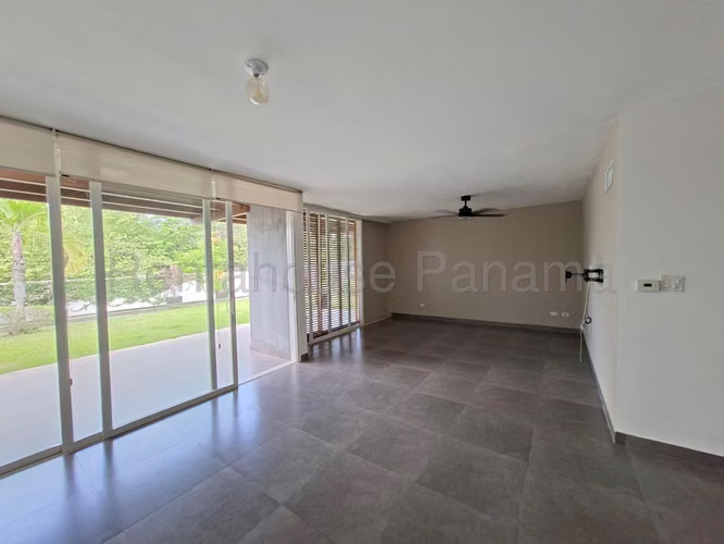 Alquilo Apartamento de 221.61m2 en San Carlos, Las Islas Punta Barco 27-1463SRZ