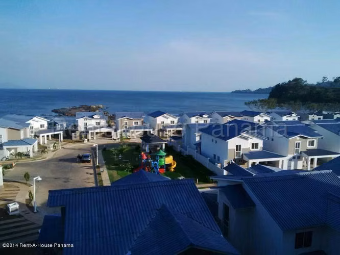 Vendo Casa de 270.92m2 en Vista Alegre Playa Dorada 26-4649SRZ