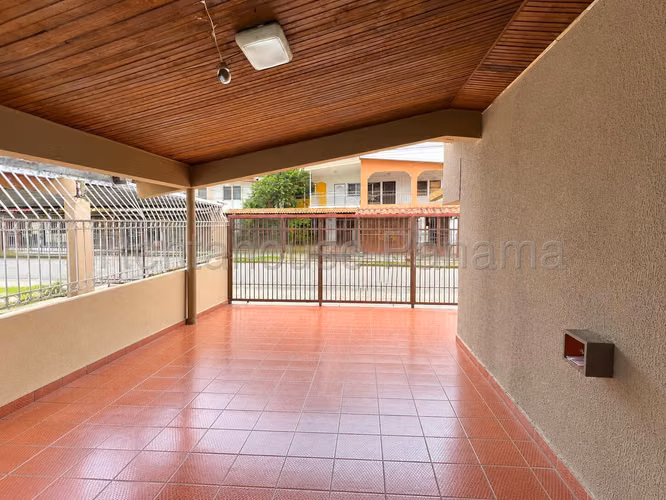 Casa en Venta en Parque Lefevre 27LDC2233