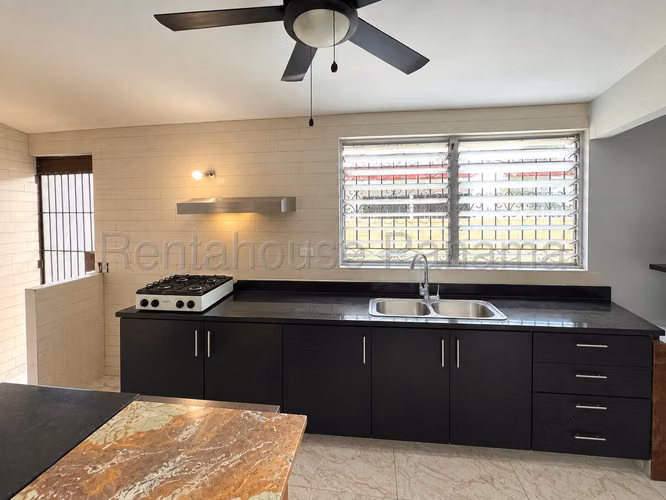 Casa en Venta en Parque Lefevre 27LDC2233