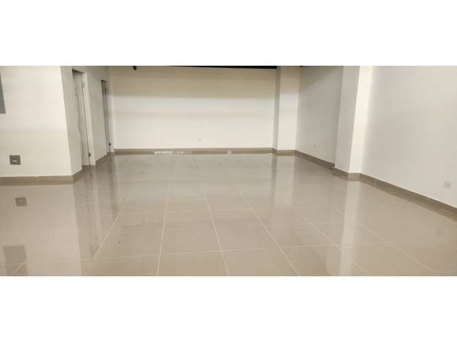 SE ALQUILA LOCAL LAS MAÑANITAS GALERIA PANAMERICANA 21M ALTILLO 1BAÑO