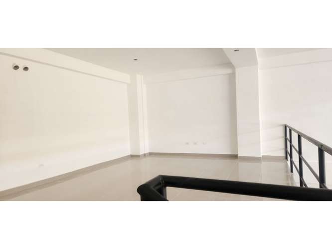 SE ALQUILA LOCAL LAS MAÑANITAS GALERIA PANAMERICANA 21M ALTILLO 1BAÑO