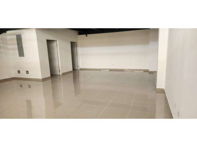 SE ALQUILA LOCAL LAS MAÑANITAS GALERIA PANAMERICANA 21M ALTILLO 1BAÑO