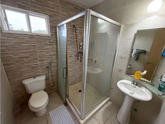 SE VENDE CASA BRISAS DEL GOLF VICTORIA 164M 3HABITACION 2 BAÑOS DUPLEX