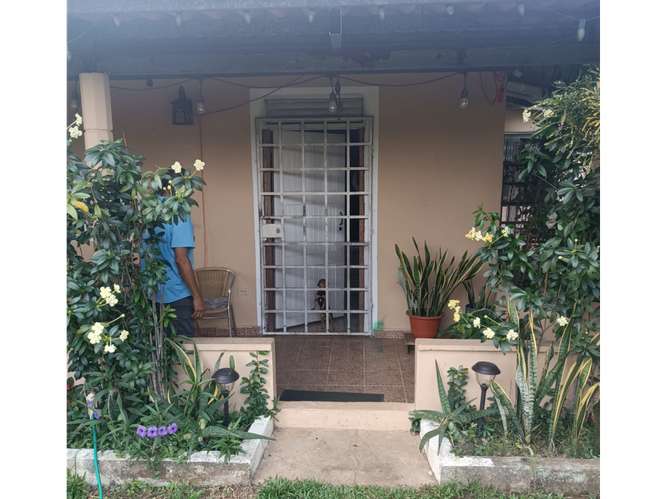 SE VENDE CASA EN CHORRERA  270 M2 CON TERRAZA Y ZONAS VERDES