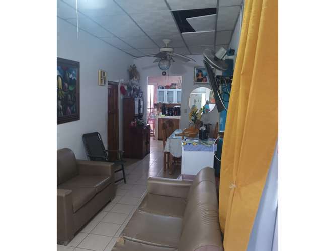 SE VENDE CASA EN CHORRERA  270 M2 CON TERRAZA Y ZONAS VERDES