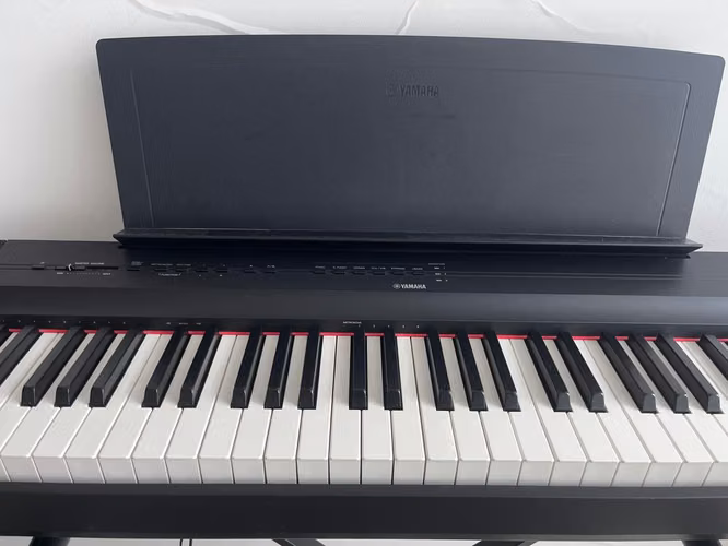 Piano digital Yamaha P-125 con soporte, silla y pedal