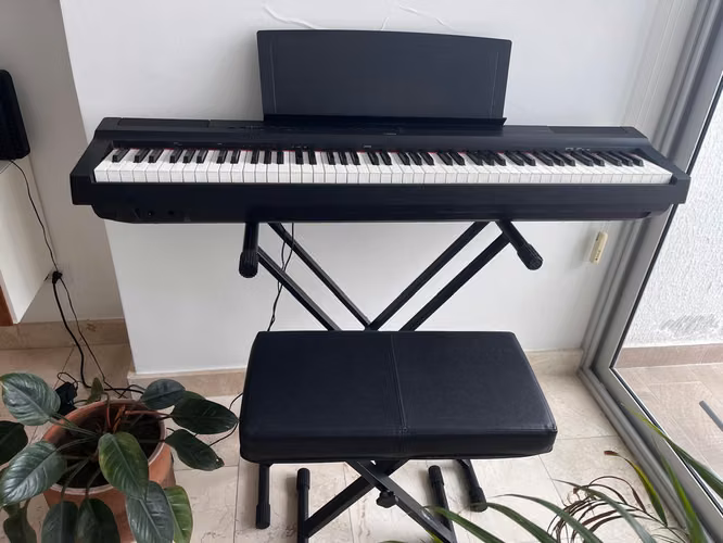 Piano digital Yamaha P-125 con soporte, silla y pedal