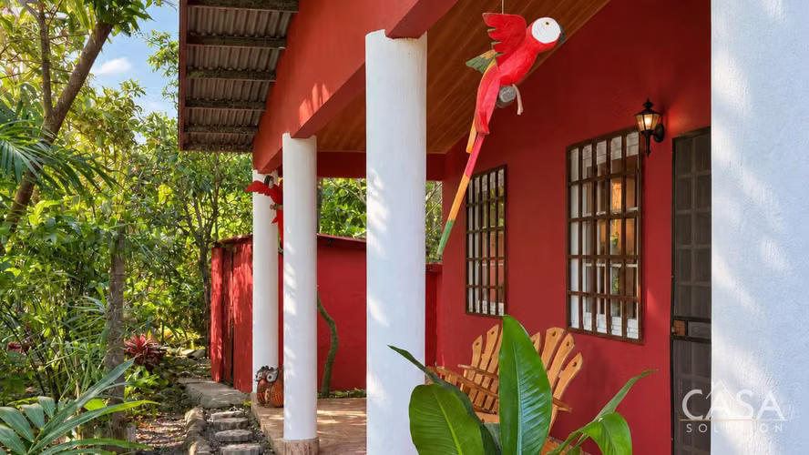 Casa con casa de huéspedes y amplio terreno en venta en Bejuco, Chame cs id: 341603