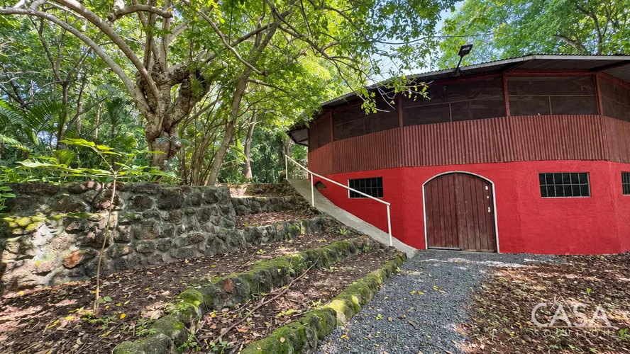 Casa con casa de huéspedes y amplio terreno en venta en Bejuco, Chame cs id: 341603