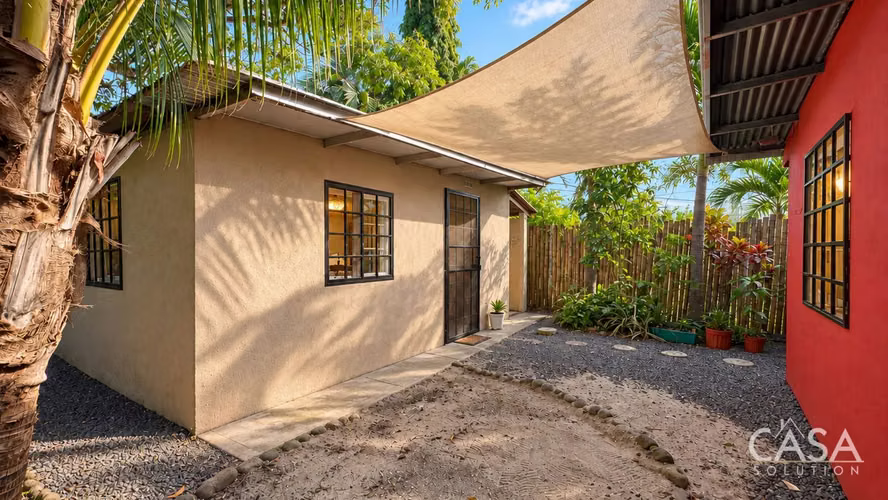 Casa con casa de huéspedes y amplio terreno en venta en Bejuco, Chame cs id: 341603