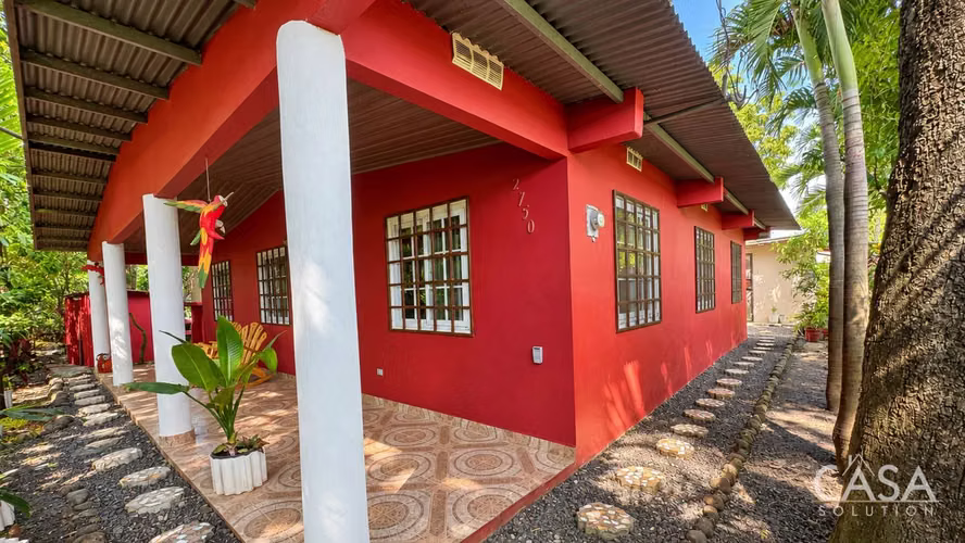 Casa con casa de huéspedes y amplio terreno en venta en Bejuco, Chame cs id: 341603
