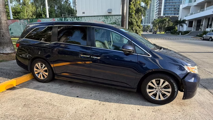 Honda Odyssey 2015 automática, única dueña, 7-8 pasajeros, mantenimiento al día
