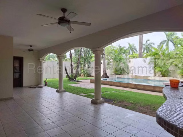 Venta de Casa duplex en Costa Serena Costa del Este IH27-2220