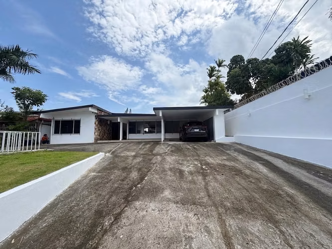 ALTOS DEL GOLF VENDO CASA 
