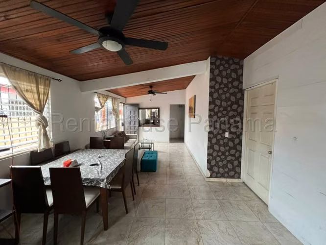 Venta de Casa con 297 m2 de Terreno en Chanis 27-2233GG