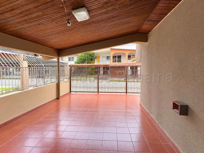 Venta de Casa con 297 m2 de Terreno en Chanis 27-2233GG