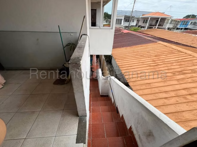 Venta de Casa con 297 m2 de Terreno en Chanis 27-2233GG