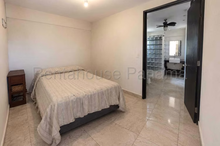 Venta de Casa con 297 m2 de Terreno en Chanis 27-2233GG