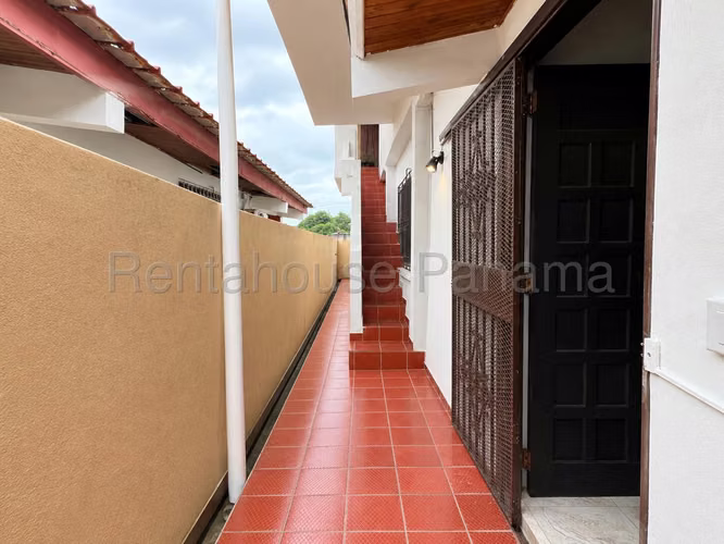 Venta de Casa con 297 m2 de Terreno en Chanis 27-2233GG