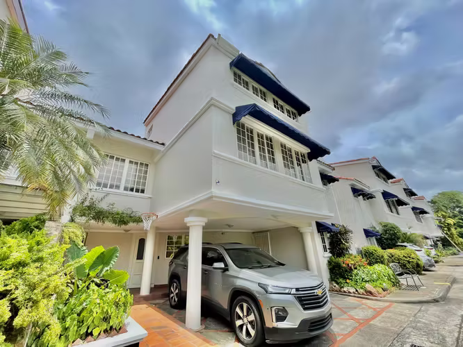 House for Sale in Altos del Golf - 124; 4 Recamars + Family - 124; Private Complex