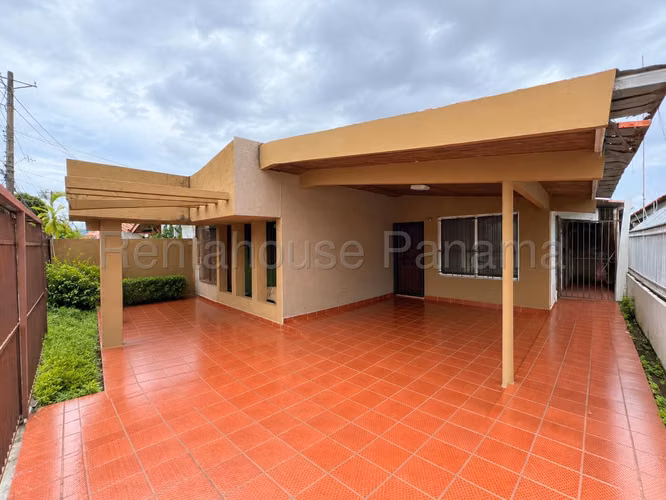 Se Vende Casa en Parque Lefevre LA27-2233
