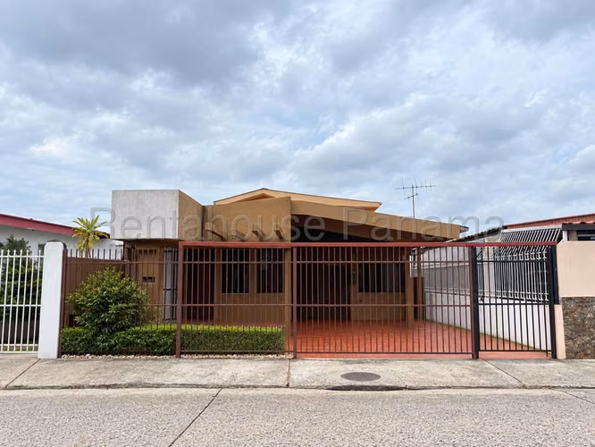 Se Vende Casa en Parque Lefevre LA27-2233