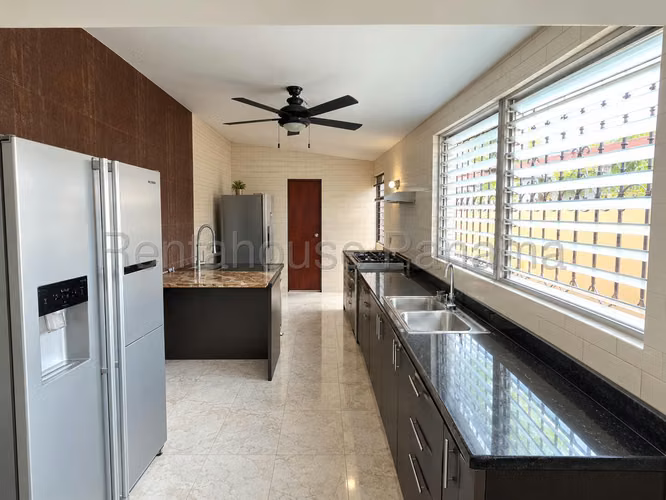 Se Vende Casa en Parque Lefevre LA27-2233