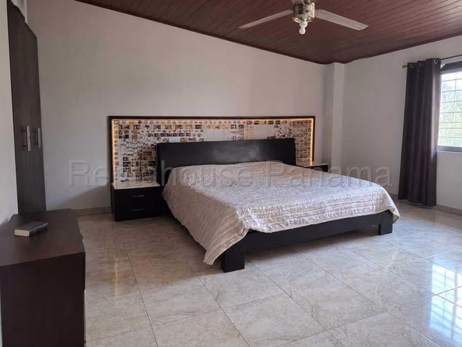 Se Vende Casa en Parque Lefevre LA27-2233