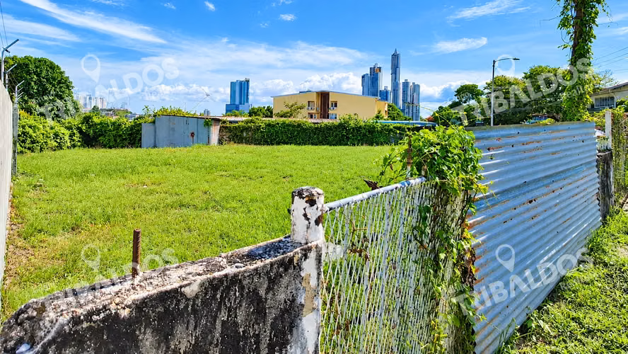 A plot of land is for sale in Betania, corner lot measuring 1,213m2 on Ave. Camino Real.