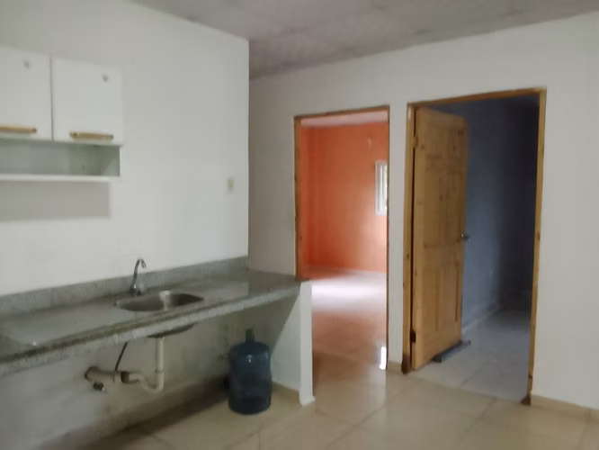 Apartamentos en alquiler :con amplias habitaciones,sala cocina y lavandería techada 