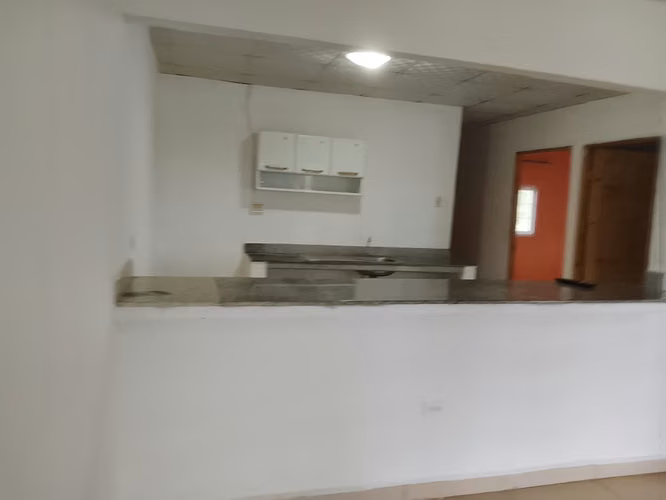 Apartamentos en alquiler :con amplias habitaciones,sala cocina y lavandería techada 
