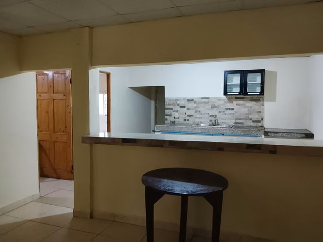 Apartamentos en alquiler :con amplias habitaciones,sala cocina y lavandería techada 