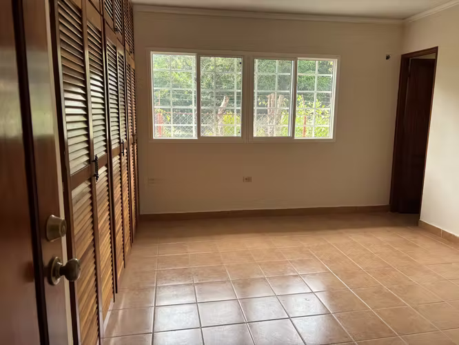 Casa espaciosa y con vista a las montañas - Imagen 7