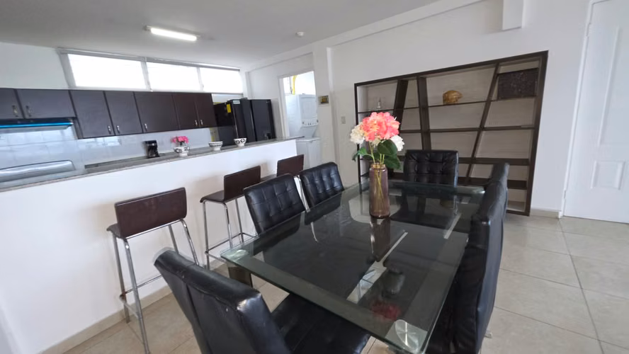 ¡En Alquiler! Moderno Apartamento Amoblado a Pasos de la Cinta Costera - Imagen 2