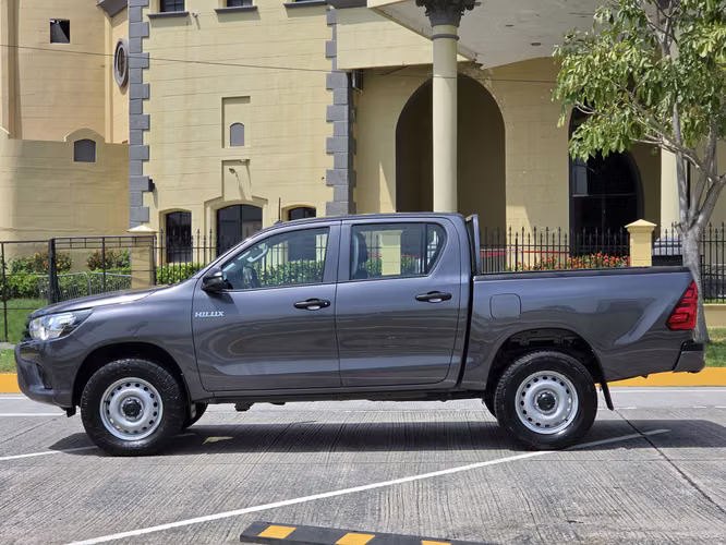 TOYOTA HILUX 2023 4X4 IMPECABLE $24,900