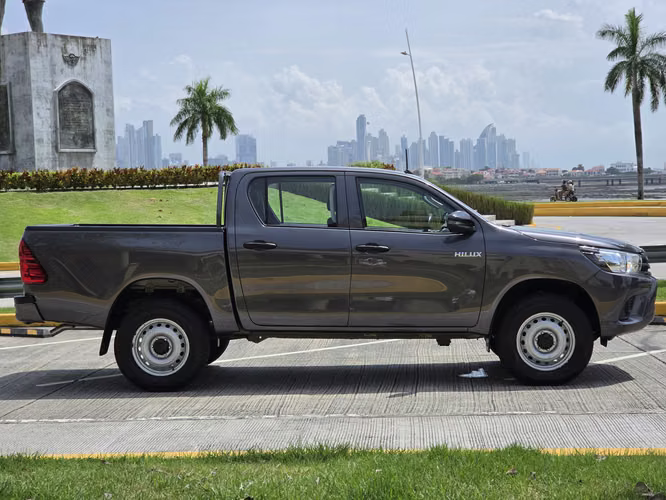 TOYOTA HILUX 2023 4X4 IMPECABLE $24,900