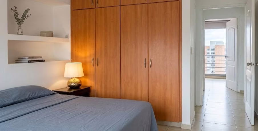 Apartamento en Bella vista Cerca de Avenida balboa Balcón Con Vista al mar - Imagen 11