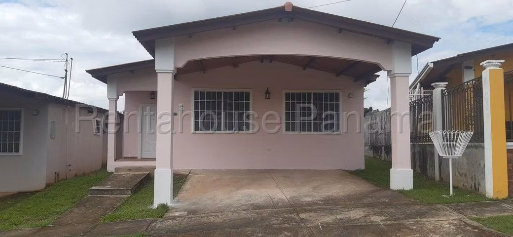 Alquiler de casa en Brisas del Golf Arraijan 27-910CM