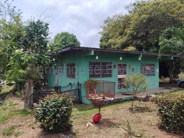 Venta lote con casa centrico y esquina, La Chorrera, Panamá conveniente ubicación - Imagen 2
