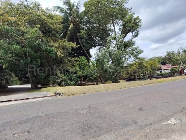 Venta lote con casa centrico y esquina, La Chorrera, Panamá conveniente ubicación - Imagen 3