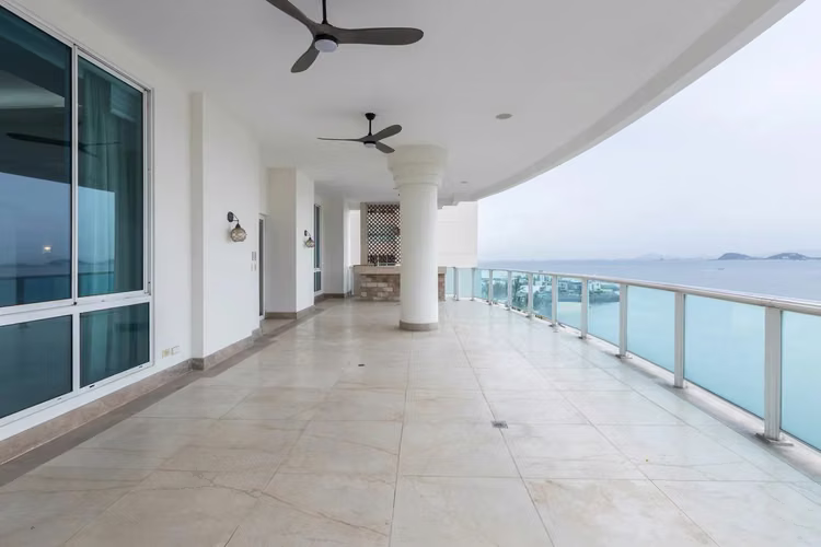 . Apartamento en Punta Pacifica I linea blanca I con terraza y 2 depósitos - Imagen 1
